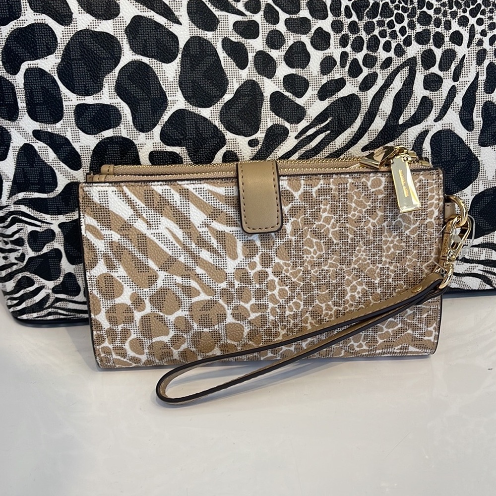 MICHAEL KORS LARGE DOUBLE ZIP WRISTLET WALLET PHONE CASE CLUTCH
Camel Multi - Picture 5 of 16
